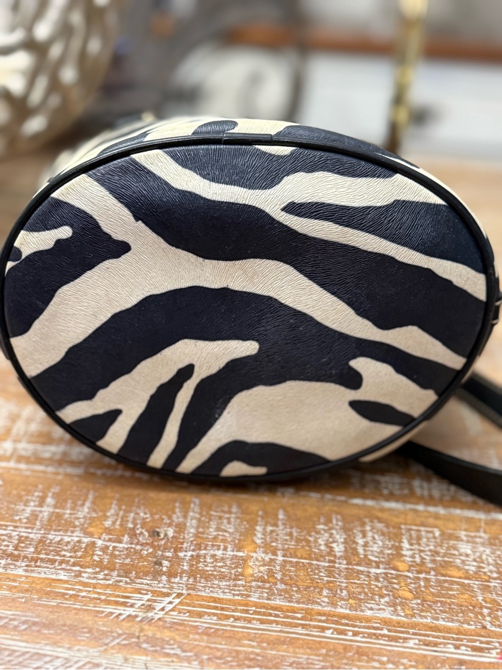 Dooney & Bourke Black & Cream Zebra-Print Bucket Tote with Push Lock. Vintage. - Picture 6 of 7